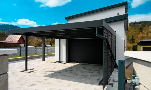 Praktischer Carport für das Parken zu modernen Familienhäusern