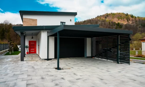 Minimalistischer Carport mit geschützter Seitenwand