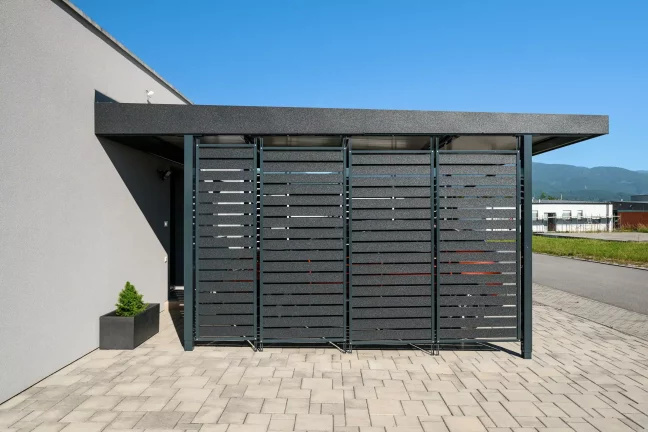 Vordach mit horizontaler Metallfüllung.