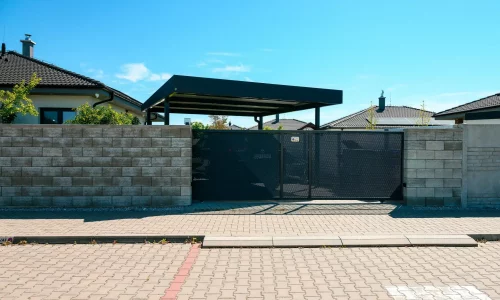 Modernes Gartenhaus mit Überdachung und großem grünen Garten
