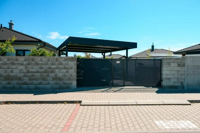 Modernes Gartenhaus mit Überdachung und großem grünen Garten