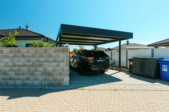 Entspannungsbereich unter der Überdachung bei modernem Gartenhaus