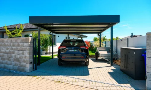 Modernes Sitzbereich mit Überdachung neben dem Gartenhaus