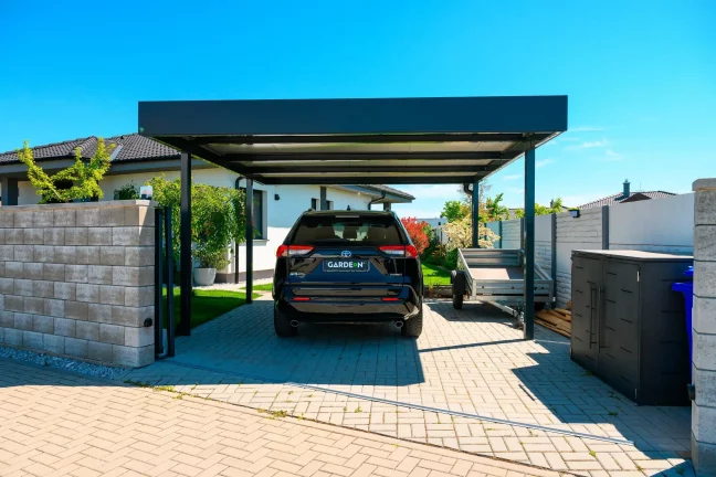 Modernes Sitzbereich mit Überdachung neben dem Gartenhaus