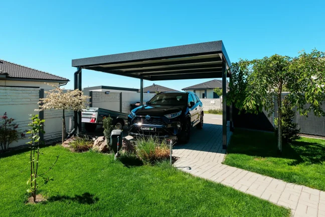 Moderner Carport für ein Auto mit einer Stahlkonstruktion in Anthrazit