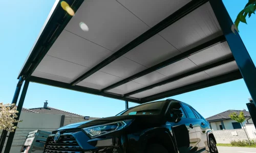 Carport im Stil zum Parken eines Autos bei modernem Einfamilienhaus