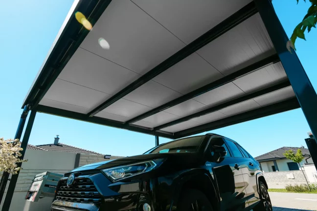 Carport im Stil zum Parken eines Autos bei modernem Einfamilienhaus