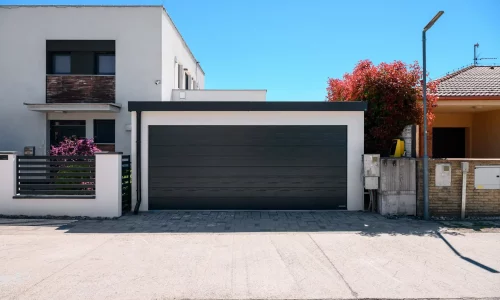 Stilvoller Carport für Auto mit integriertem Garagentor und Sichtschutz
