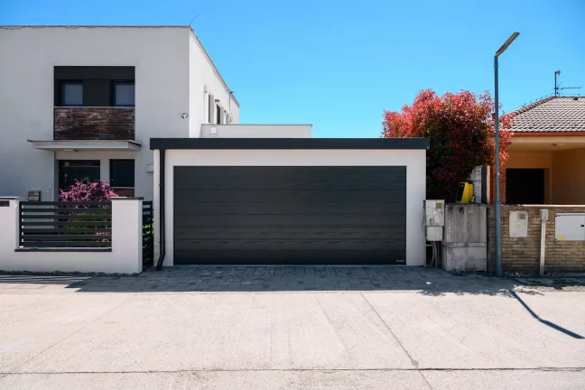 Stilvoller Carport für Auto mit integriertem Garagentor und Sichtschutz