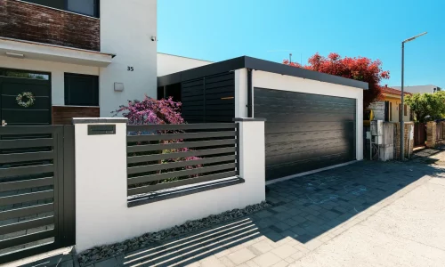 Praktischer Carport zum Parken eines Autos mit moderner anthrazitfarbener Konstruktion
