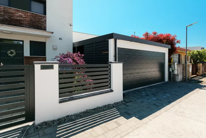 Praktischer Carport zum Parken eines Autos mit moderner anthrazitfarbener Konstruktion