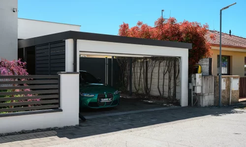Moderner Carport mit Garagentor und überdachtem Parkplatz