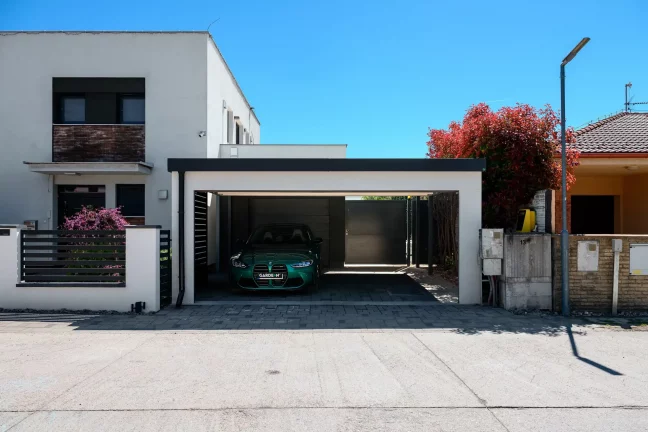 Eleganter Carport für Auto mit stabilem Dach und seitlichen Lamellen