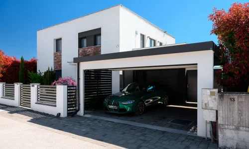 Geräumiger Carport mit Garagentor für sicheres Parken eines Fahrzeugs