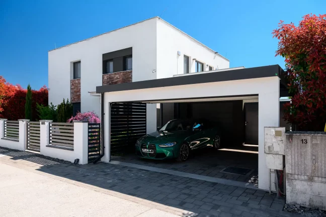 Geräumiger Carport mit Garagentor für sicheres Parken eines Fahrzeugs