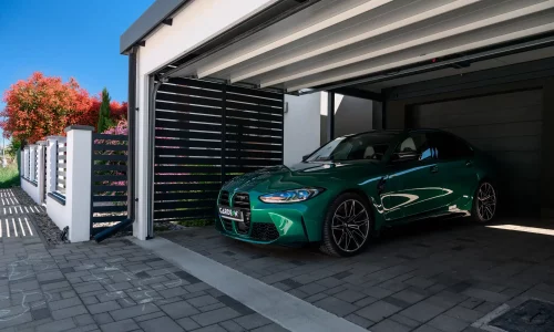 Detail des Parkplatzes unter modernem Carport mit seitlichem Sichtschutz