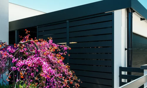 Seitendetail der modernen Carportkonstruktion mit anthrazitfarbenem Sichtschutz