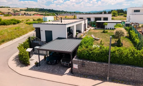 Luftansicht eines Doppel-Flachdach-Carports in Anthrazit an modernem Bungalow.