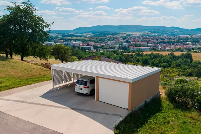 Die Garage-Carport-Kombination und Carport mit Ziegelputz und weißem Dach.