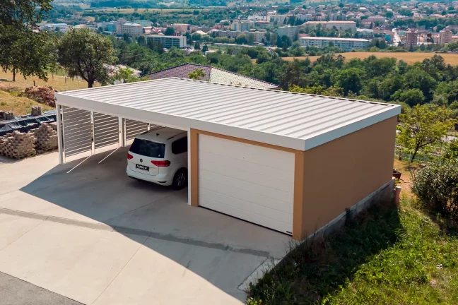 Ziegelputz KABE an Garage mit Carport und weißem Dach.
