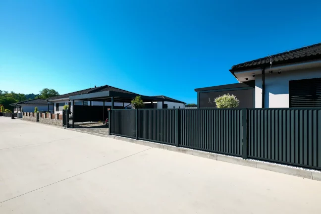Doppelgarage mit Carport in Anthrazit, großzügige gepflasterte Fläche vor der Garage
