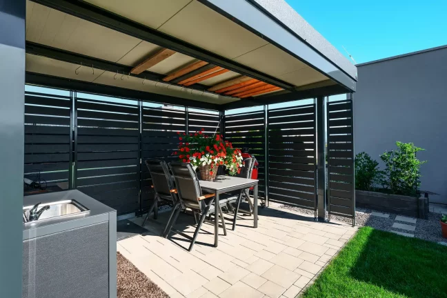 Gartenhaus mit anthrazitfarbener Metallfüllung der Wände.