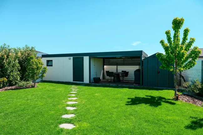 Praktischer Carport mit stabiler Dachkonstruktion und Sichtschutz