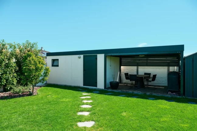 Minimalistischer Carport für ein Auto mit modernem Design und Dach
