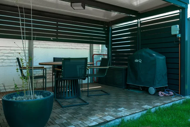 Geräumiger Carport bei gepflegtem modernen Garten