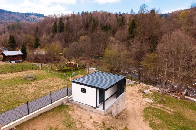 Modernes Gartenhaus mit Überdachung und Pultdach in Anthrazit