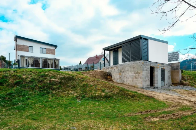 Praktisches Gartenhaus mit Überdachung und moderner Fassade