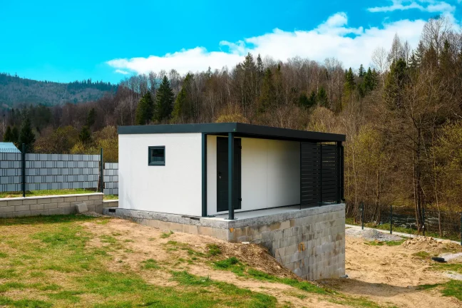 Modernes Fertiggartenhaus mit überdachter Terrasse und Seitenwand
