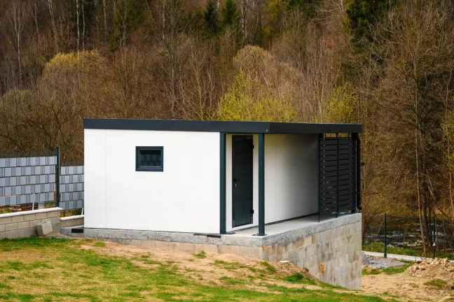 Gartenhaus mit minimalistischem Design und praktischer Überdachung
