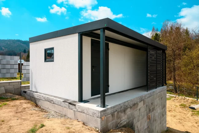 Modernes Gartenhaus im Stil in Anthrazit mit praktischer Überdachung