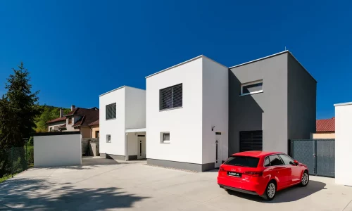 Modernes Gartenhaus mit Überdachung bei minimalistischem Einfamilienhaus