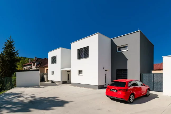 Modernes Gartenhaus mit Überdachung bei minimalistischem Einfamilienhaus