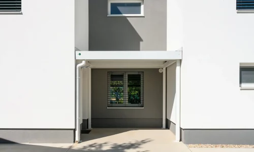 Praktische Überdachung beim Gartenhaus mit klarem modernem Design