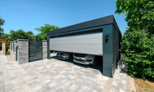 Zwei Autos unter dem Carport mit Tor geparkt
