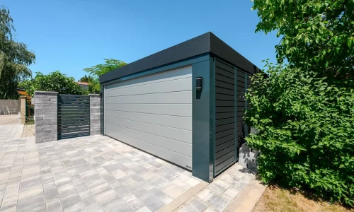 Seitenansicht des Carports mit geschlossenem silbernem Tor