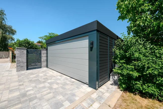 Seitenansicht des Carports mit geschlossenem silbernem Tor