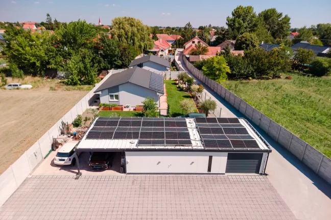 Luftaufnahme der Garage mit Carport, Nachbarhäusern und Kirchturm
