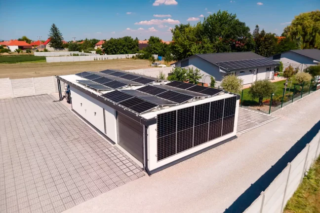 Luftaufnahme der Solarmodule aus geringer Höhe bei den Nachbarhäusern