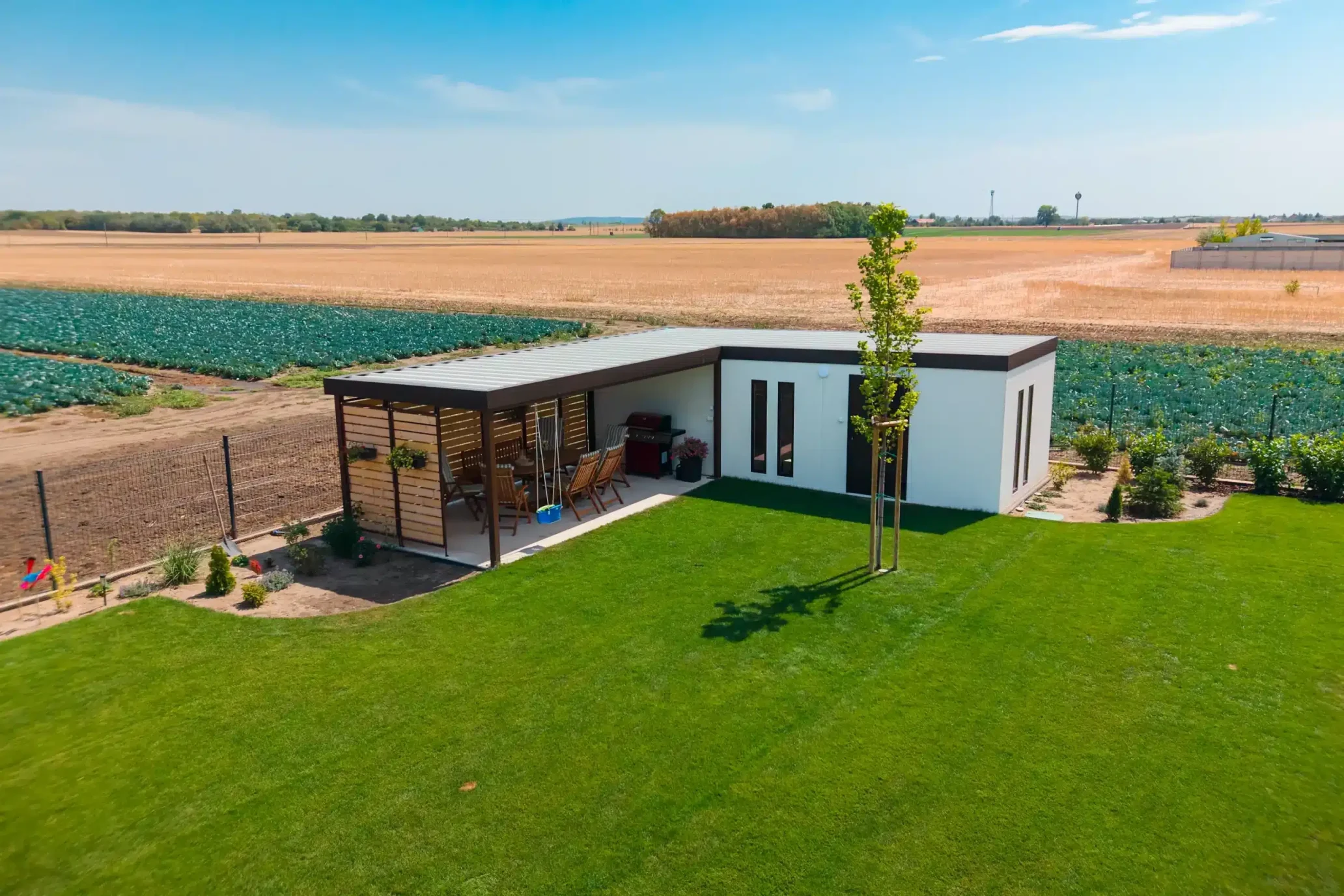 Luftaufnahme des Gartenhauses mit Überdachung und Essbereich