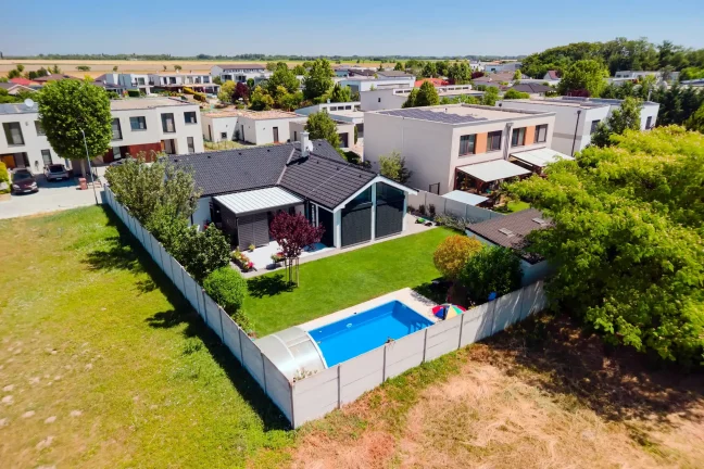 Luftaufnahme des Hauses mit Pool, Pergola und Nachbarhäusern