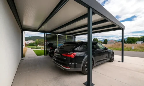 Auto unter dem Carport, Blick von innen auf die offene Seite