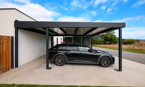 Seitenansicht des Carports für zwei Autos mit Auto