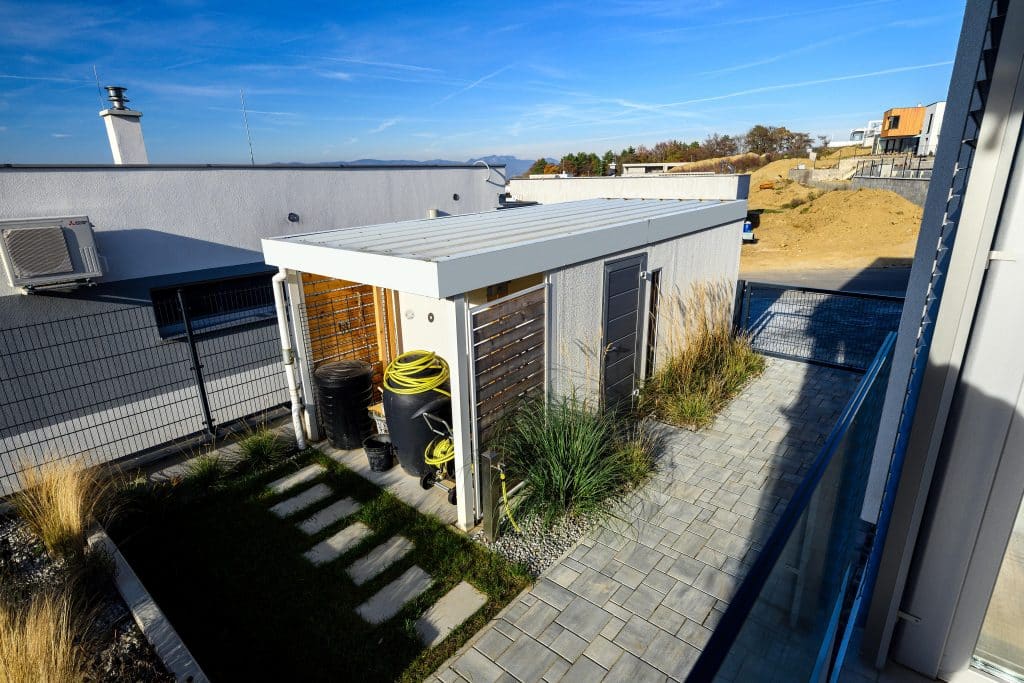 Carport hinter der Garage