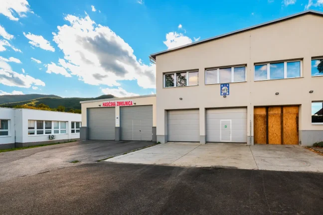 Feuerwehrhaus mit neuer Garage und mehreren Sektionaltoren