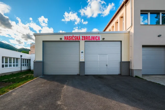 Garage des Feuerwehrhauses von vorne mit zwei Sektionaltoren
