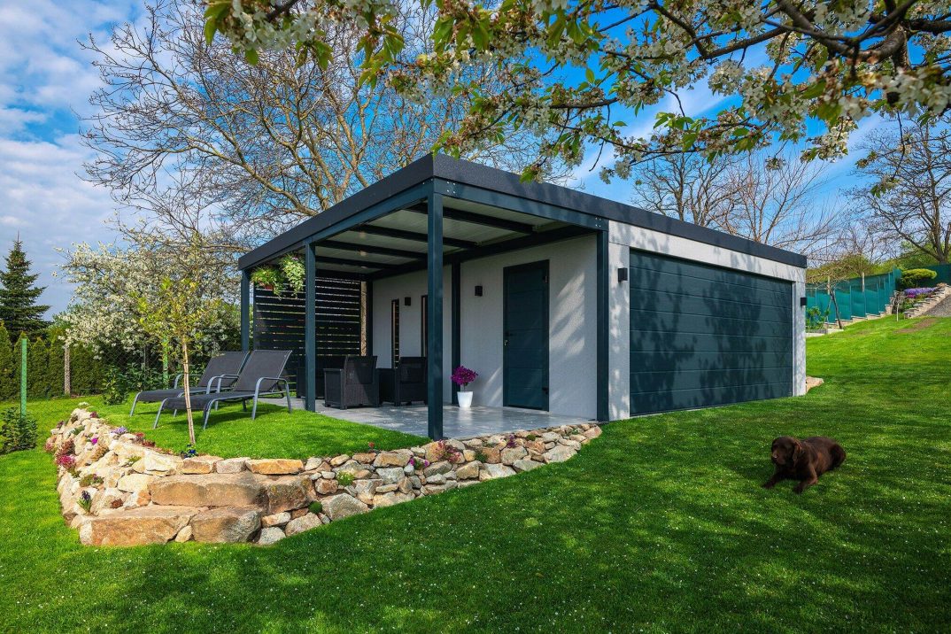 Garage mit überdachter Terrasse zum Entspannen im Garten